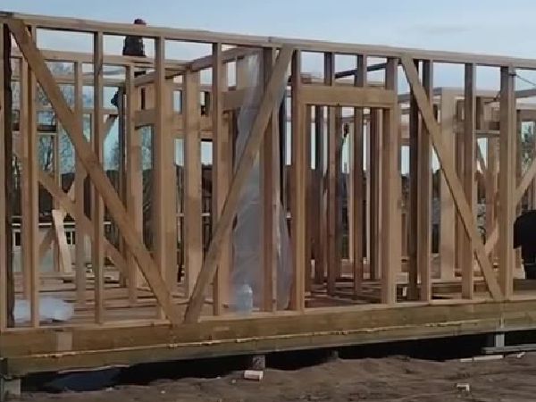 Процесс строительства каркасного дома из доски: стропильная система, обшивка OSB и кровля — каркасный дом, Новосибирская область, 2026