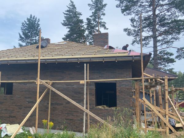 Монтаж мягкой черепицы, рабочий на крыше